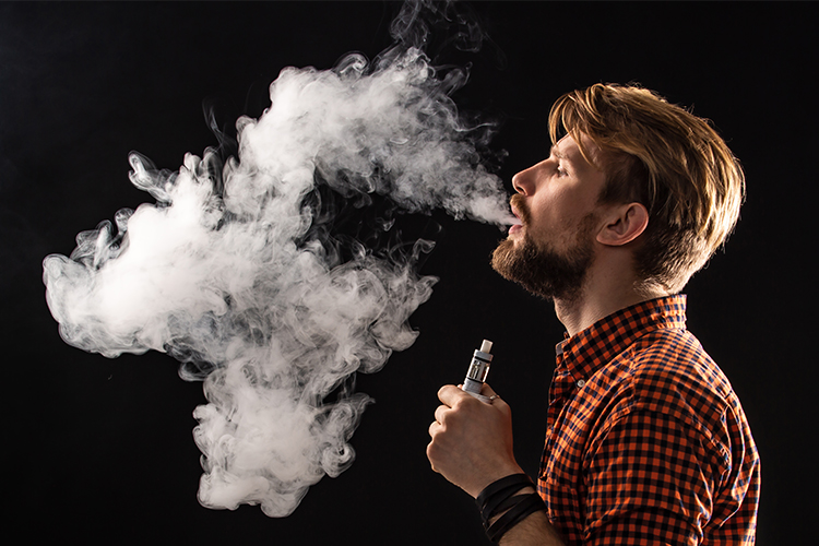 سیگار کشیدن علاوه بر زردکردن دندان‌ها، باعث ایجاد بوی بد و پایدار در دهان می‌شود.